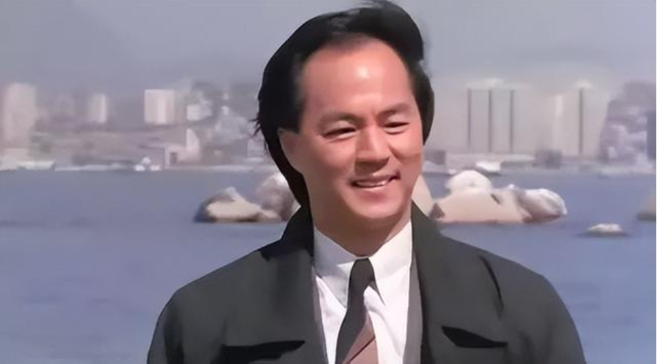 77岁狄龙近照曝光,发际线移到后脑勺,追了2条街给路人发红包_腾讯新闻