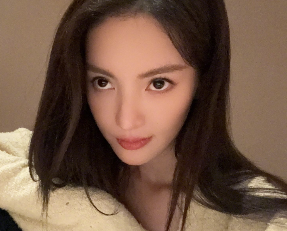 33岁金晨自拍大变样,撞脸姚晨网友直呼难认出,被调侃脸总在变