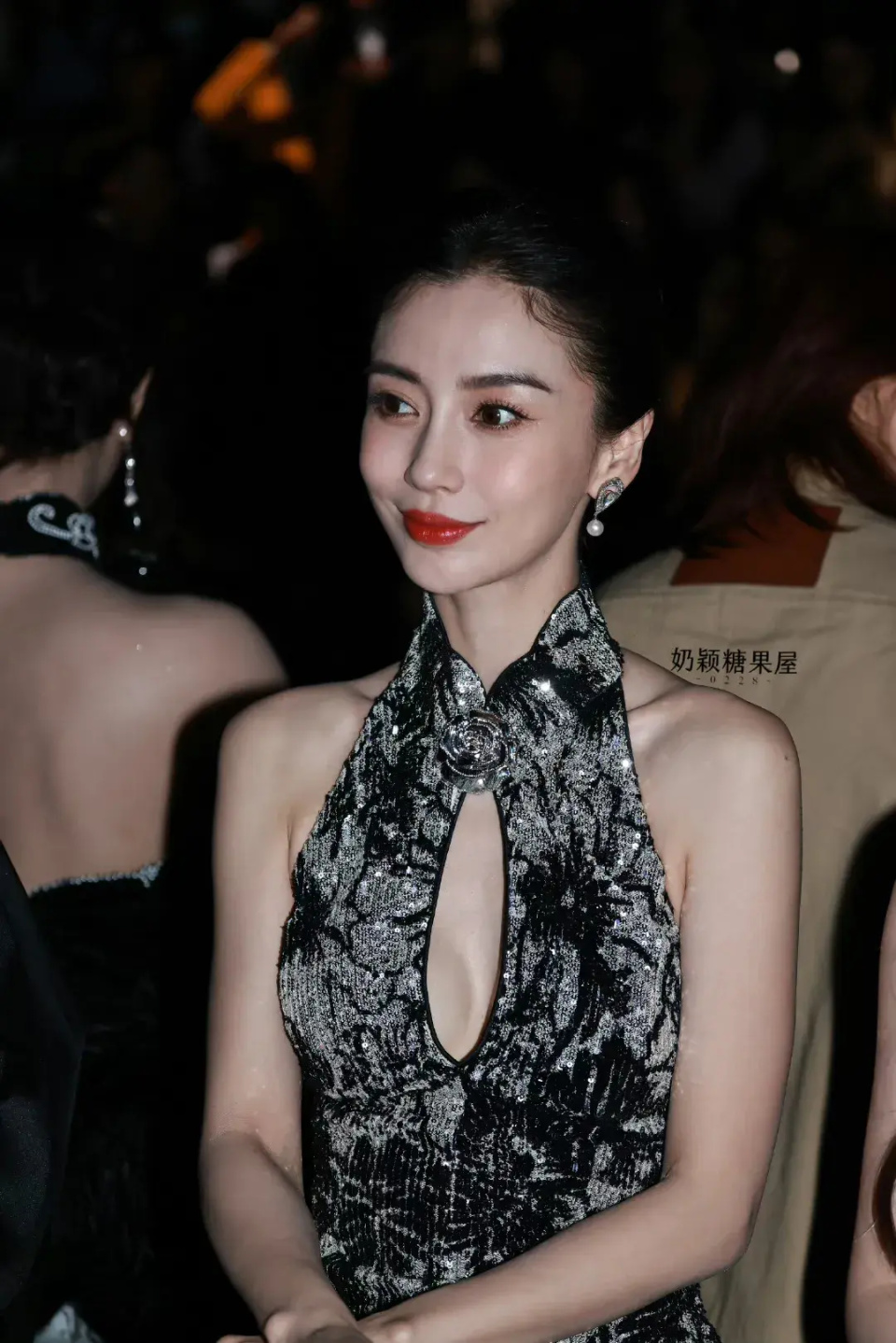 杨颖重回娱乐圈!热搜词条被举报,评论区被骂翻,网友:赶紧封杀