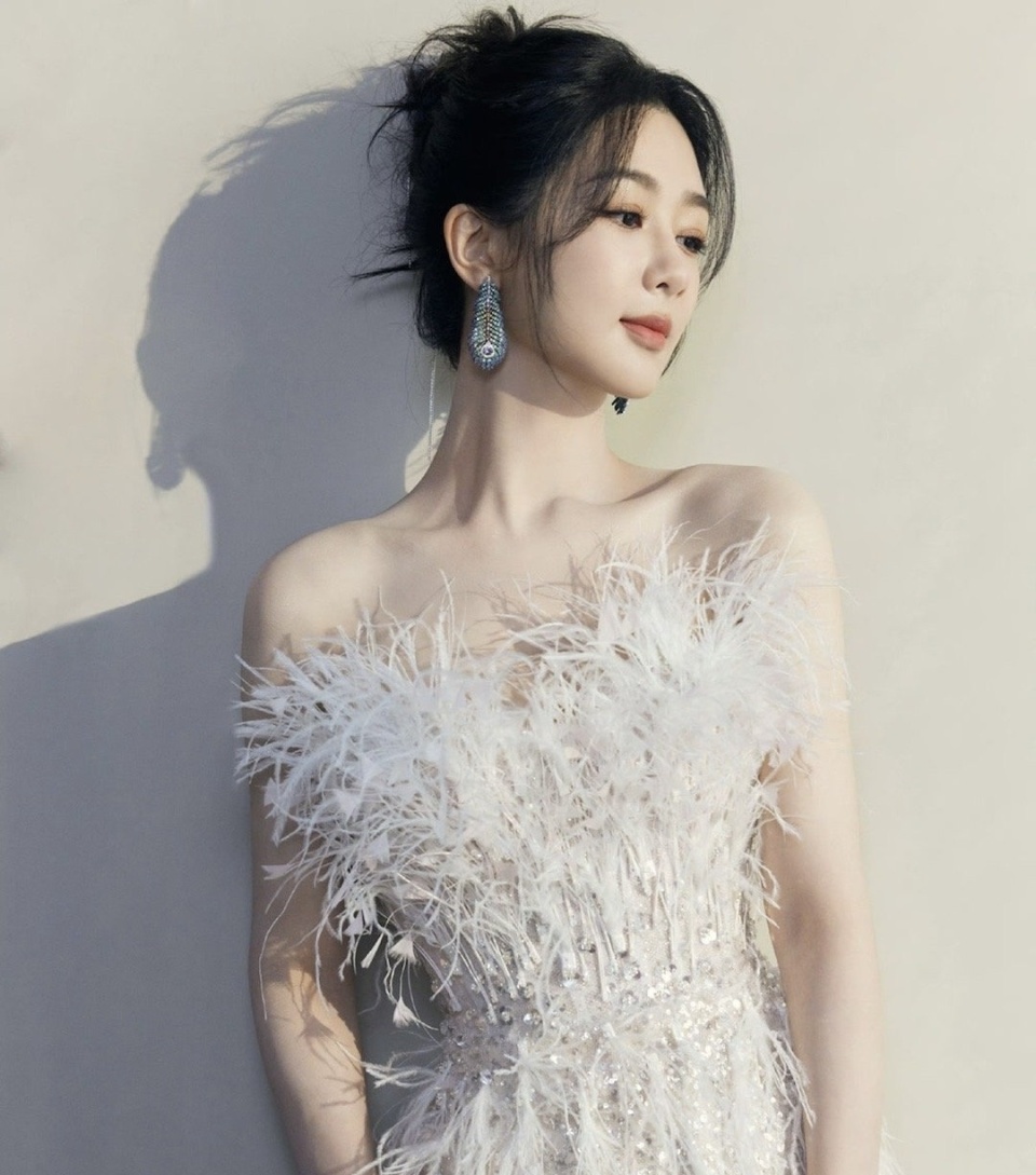 赵露思打广告被质疑假喝,粉丝拉踩杨紫失败,反被打脸