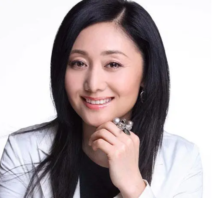 令妃娘娘娟子罕露面57岁气质仍优雅女儿已18岁长得像妈