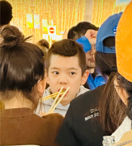 霍思燕一家三口吃麻辣烫,嗯哼礼貌接地气,妹妹扎丸子头乖巧可爱