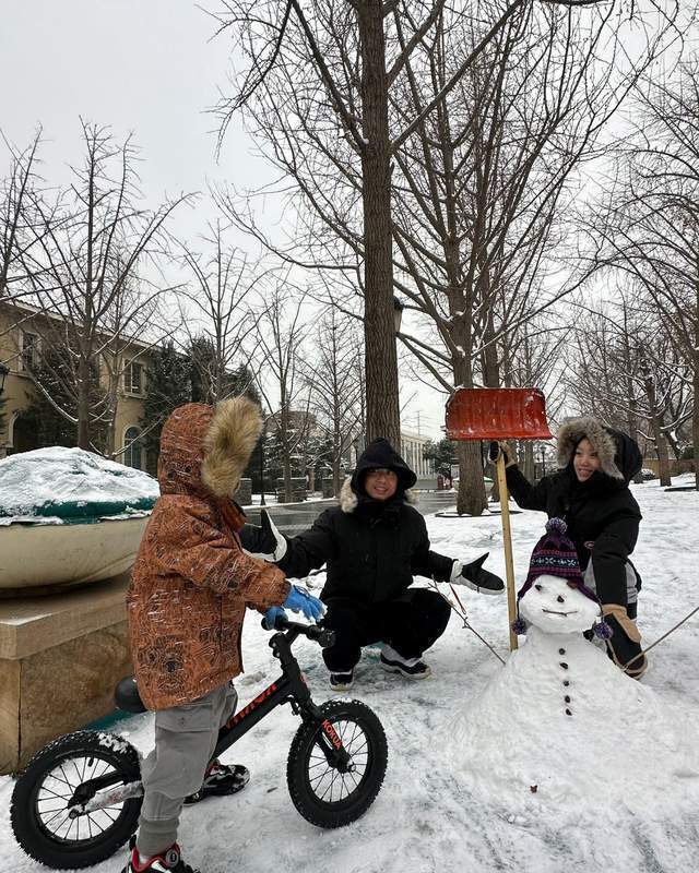 gai的儿子都这么大了,越长越像妈!