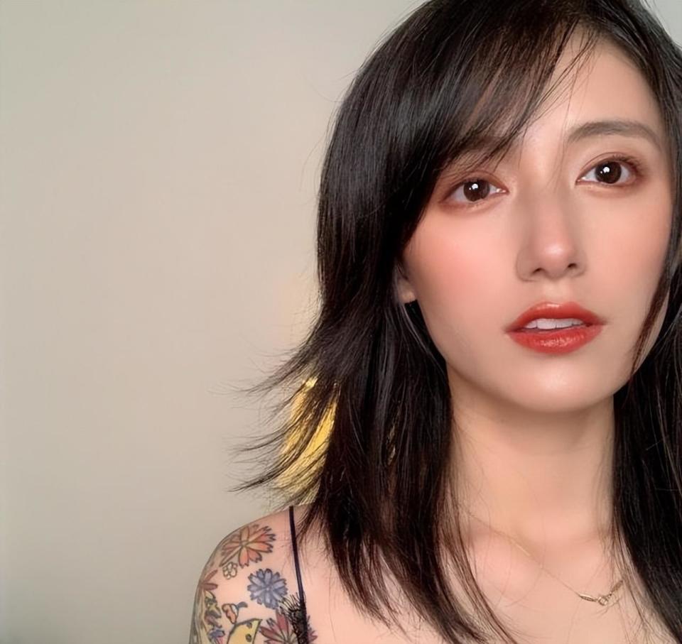 李诞否认新恋情:离婚3年,充满争议的前妻黑尾酱"销声匿迹"?