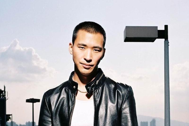 48岁黄立行近况曝光，头发略白老态明显，与徐静蕾恋爱14年却不婚_腾讯新闻