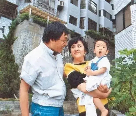 刘家昌：和原配同床异梦，痴爱甄珍却反目成仇，80岁为钱纷争不断_腾讯新闻