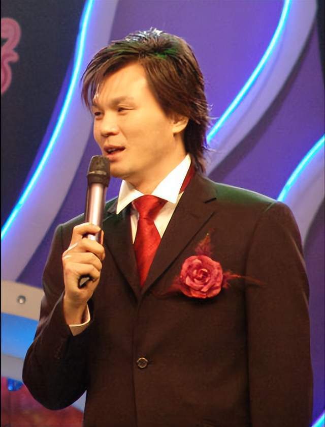 如今当红的周群,郭德纲在节目中,都是给李彬担当配角助理的角色,当时