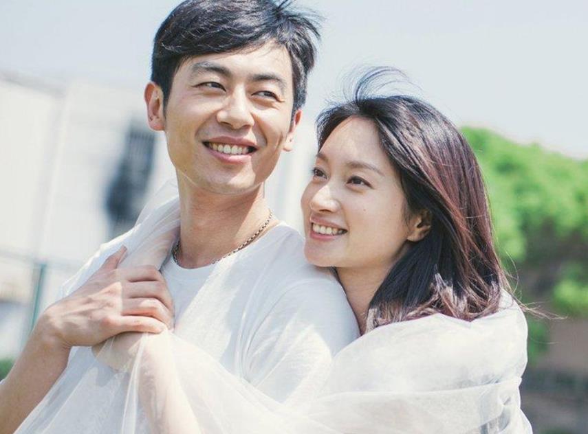 朱亚文一家四口出游,大女儿超黏他,与沈佳妮一人牵一娃好幸福