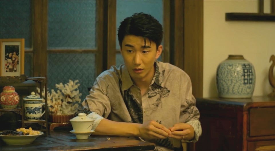 顾曼婷的老公叫徐皓,表面看起来对顾曼婷一家都很好,但实际却看不上