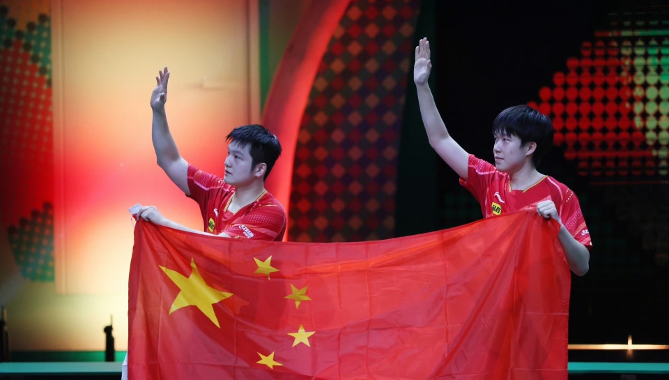 泪目!男单颁奖典礼温馨一幕,樊振东夺冠后获刘国梁发自内心认可