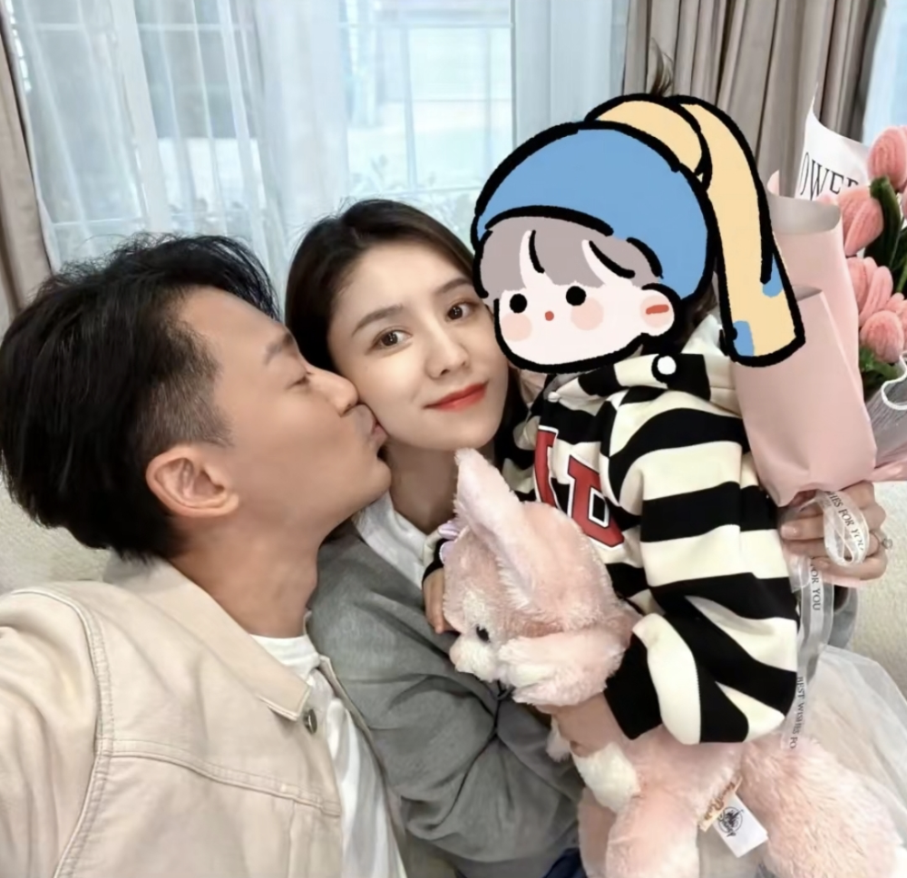 林峯机场秀恩爱,搂张馨月入怀贴贴抱抱,结婚4年生活仍像偶像剧_腾讯