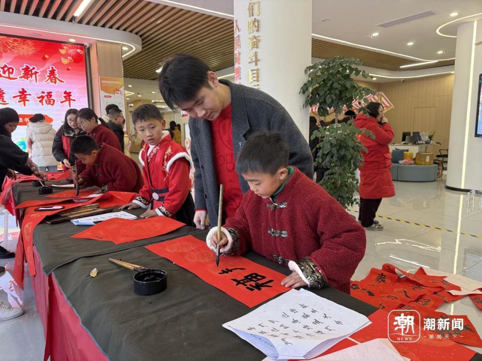 天天动听：香港资料大全正版资料2024年免费-浙江这名听障小伙靠写字年入60万，创业不停步，做公益也不停步  第2张