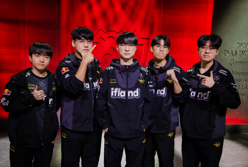 faker与zeus倾向于杰斯与阿狸在采访中,t1战队成员表示,他们的冠军