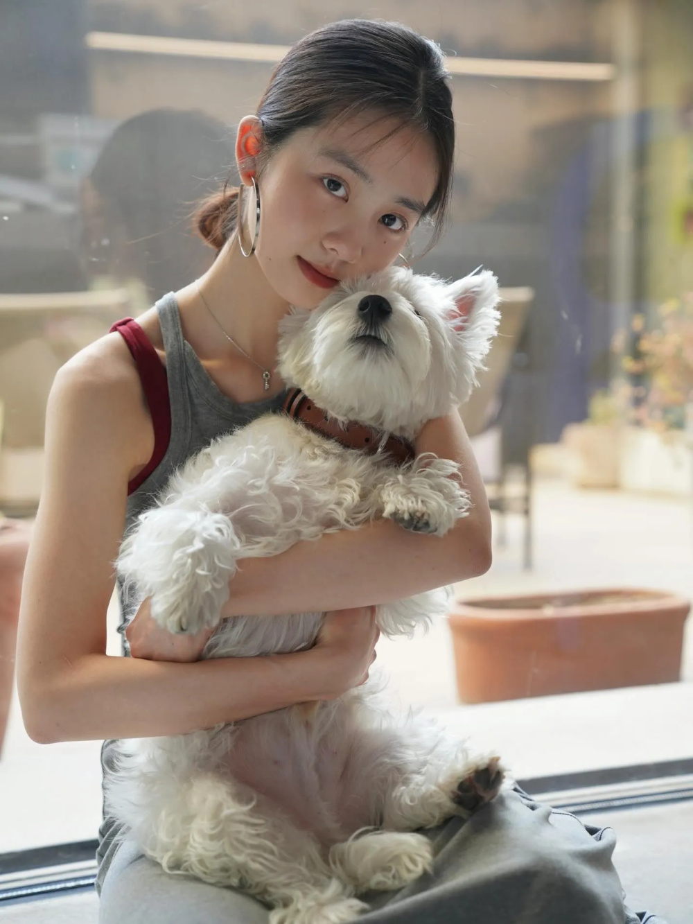 黄磊大女儿黄多多晒近照,抱狗狗出镜画面有爱,颜值好高太像孙莉