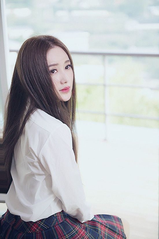 的年龄,却被网友发现毕业于北影04表演系,与1985年出生的演员何亚男