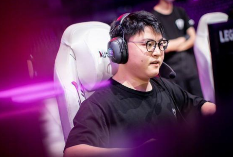 但是uzi生在经验丰富,有丰富的lpl决赛,msi,世界赛,亚运会经验.