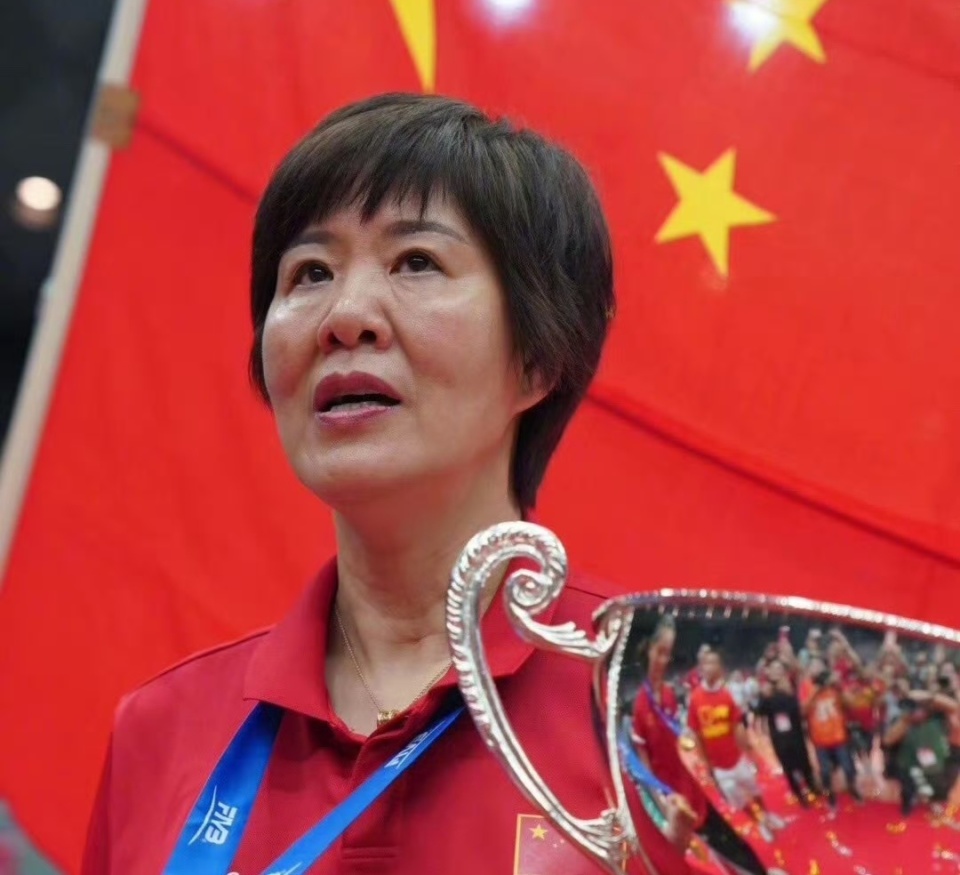 郎平拍时装大片惊艳球迷,回忆自己两个绰号笑出声,依旧关注女排