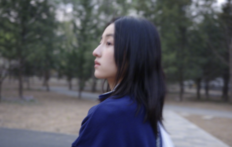 6722岁张子枫素颜逛公园:状态很好侧颜太绝,陈思诚很会选人