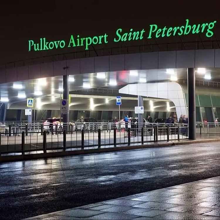 一辆汽车在俄罗斯机场拦截了一架飞机