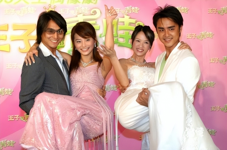 明道陈乔恩聚餐搭肩搂腰关系亲密好像回到了王子变青蛙