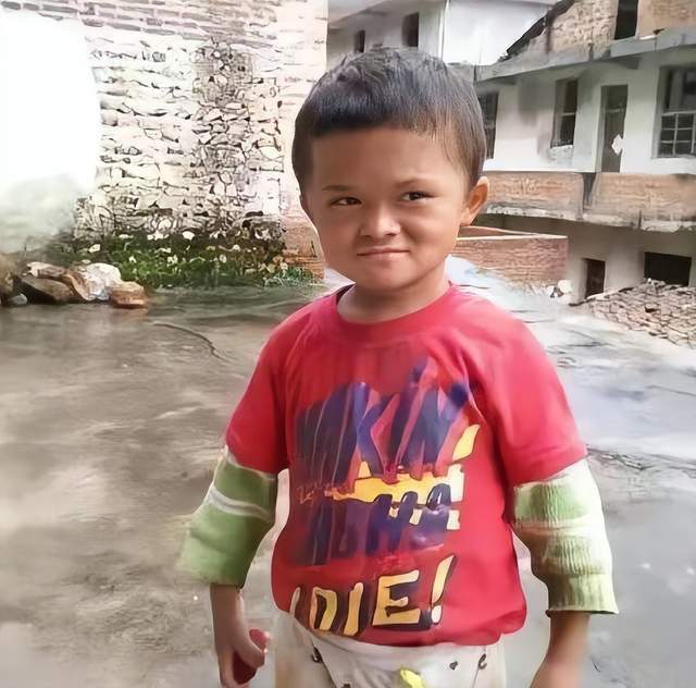 网红小马云在街上拦车要钱?当地回应:每月有2400元的低保金_腾讯新闻