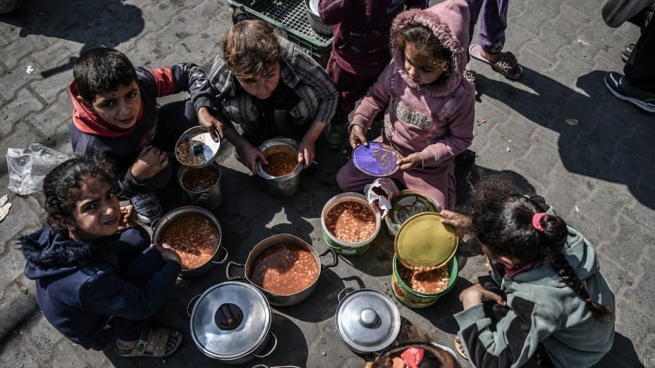 美军派大飞机向加沙空投食物_腾讯新闻