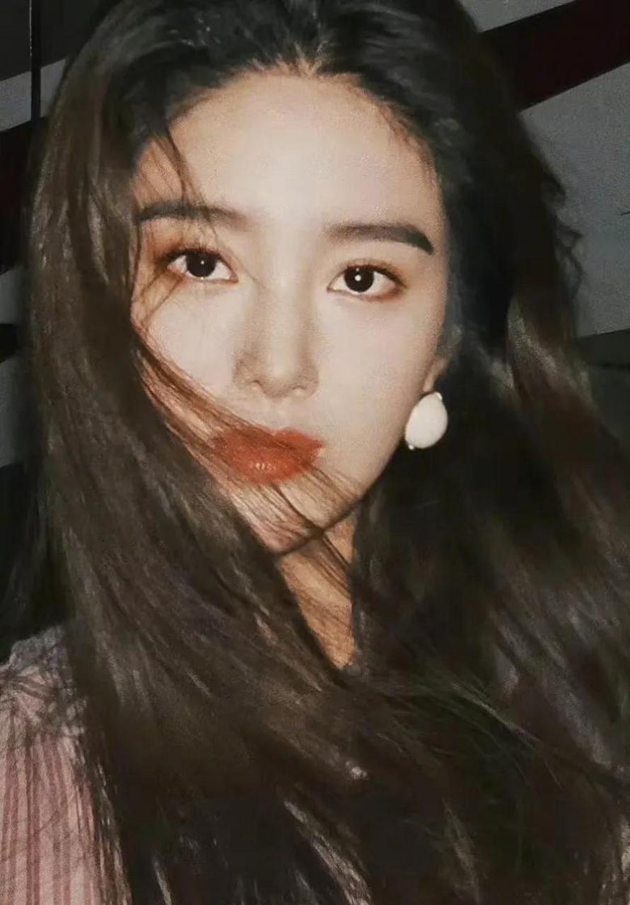 纵观内娱各个年龄段的女明星,能轻松拿捏这个赛道的人并不多,杨采钰却