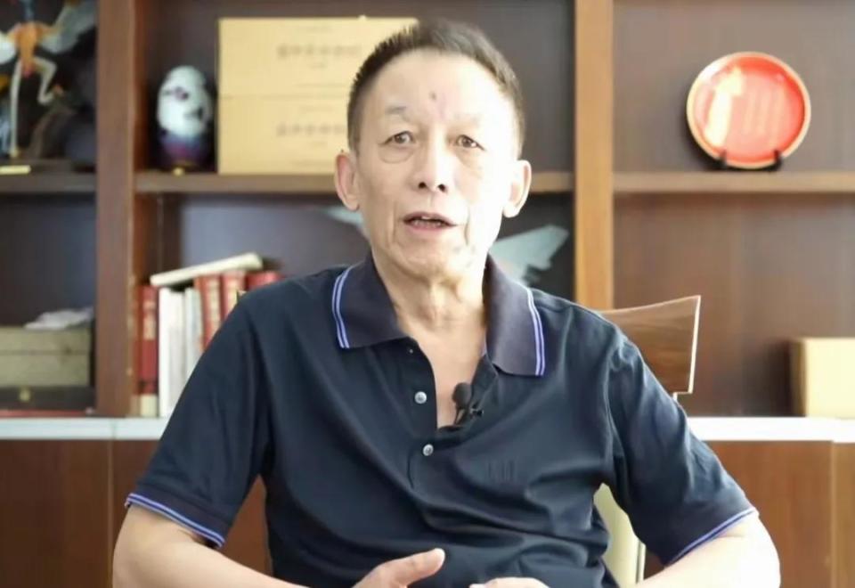 76岁易中天回厦大当院长身材消瘦像王志文和俞敏洪对酒当歌