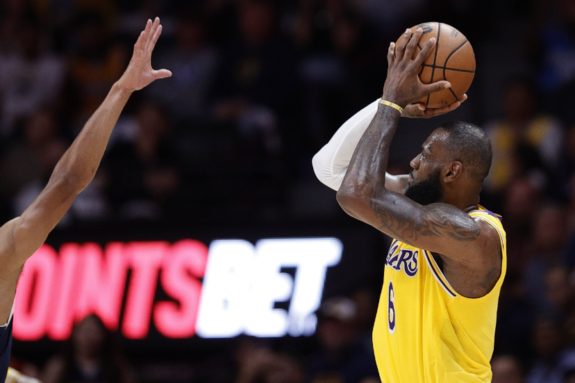 勒布朗詹姆斯(467记)2019年季后赛哈登投进48记三分,这也是他目前最后