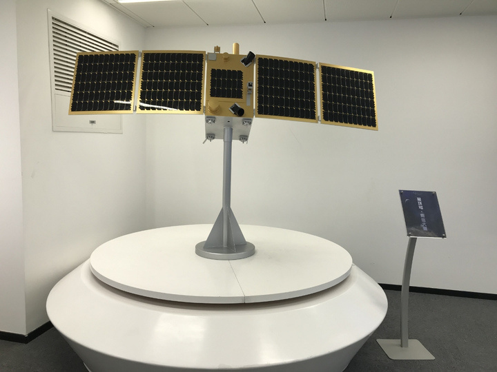 模型 受访者供图在蔚星科技的上海总部,实验室门口依旧放着"星环号