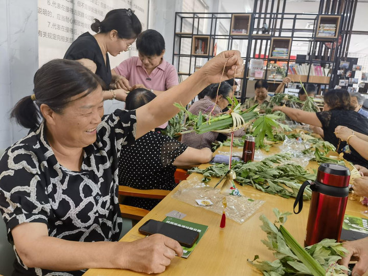 经过一下午的辛勤努力,一只只精美的艾草龙舟终于完成了.