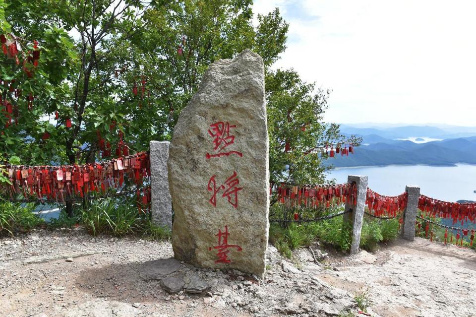 这里的自然风光也是十分秀美,站在点将台上能俯瞰整个桓龙湖和桓仁