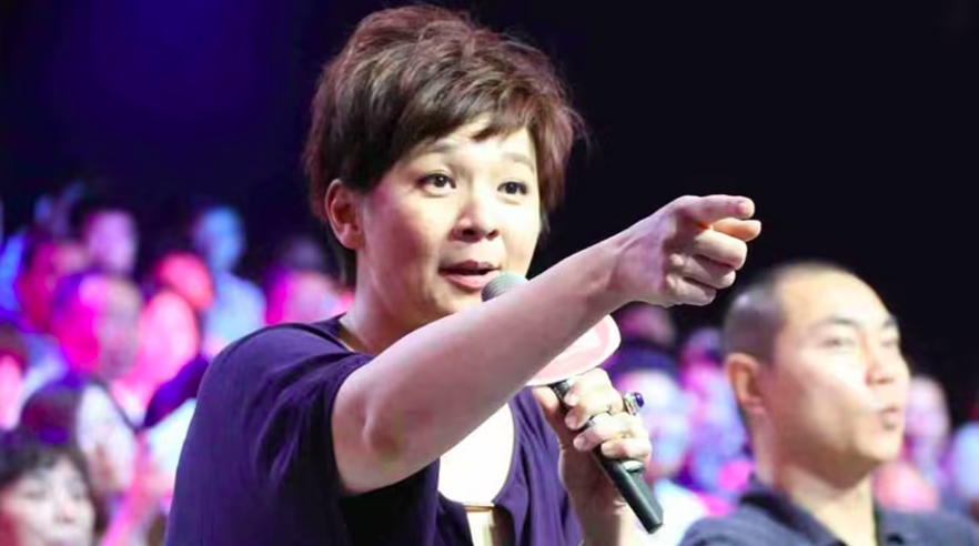 博主带熟鸡蛋看柯以敏演唱会,被工作人员全程贴身跟随_腾讯新闻