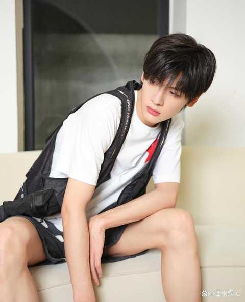 翟潇闻被曝与女友牵手逛街女方疑为周雨彤男方曾炒单身人设塌房