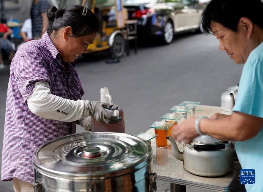 杭州爱心凉茶摊夏日送清凉
