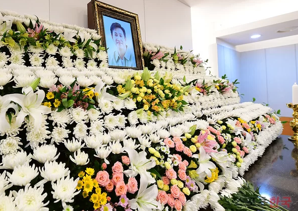 李善均的灵堂和遗体均不对外公开,无法拍到现场情况,据韩媒透露,中国
