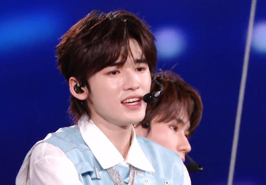 那英融妆,华晨宇如现场洗脸,长沙的酷暑摧毁了娱乐圈的美妆传说