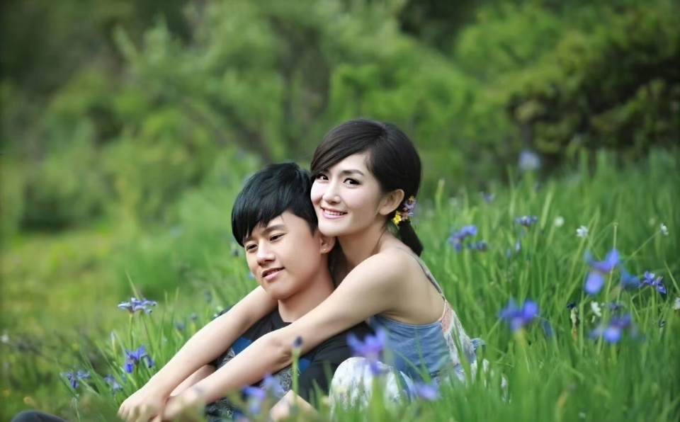 张杰晒合照纪念结婚12周年,谢娜甜蜜回应:让我们继续相爱吧