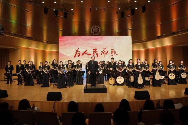 "劳者歌其事"篇章以传统的劳动号子为引入,选取了陕北,黑龙江,贵州