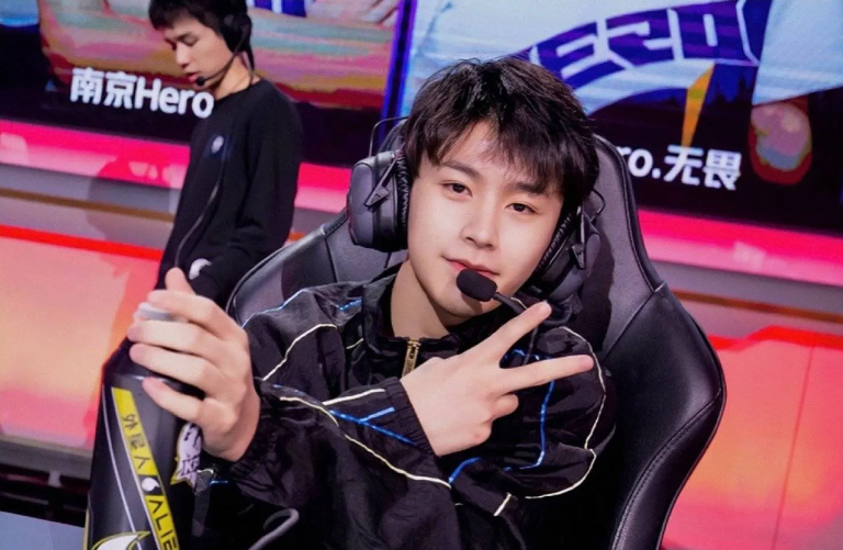 hero无畏巅峰赛投降,比赛前出事,久哲心里苦