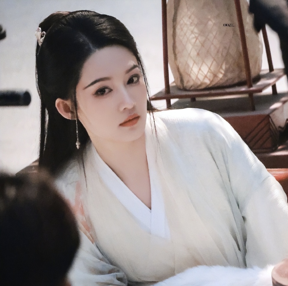 李沁《七夜雪》路透曝光!白衣醉卧显慵懒,曾舜晞冻伤妆太真实!