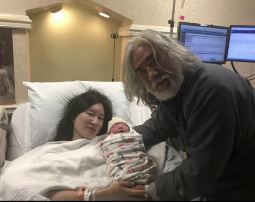 73岁张纪中揭拼命造娃原因,公开混血儿子马丁身份:妻子试管所生