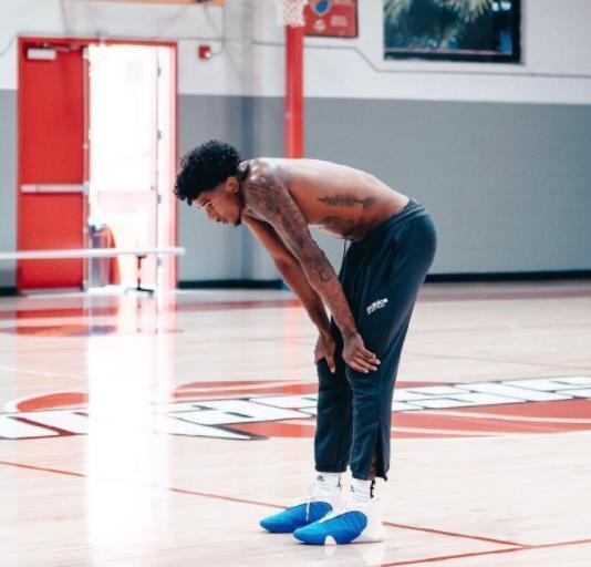 我回来了杰伦格林现身训练场赤膊开练比去年夏天瘦了一圈