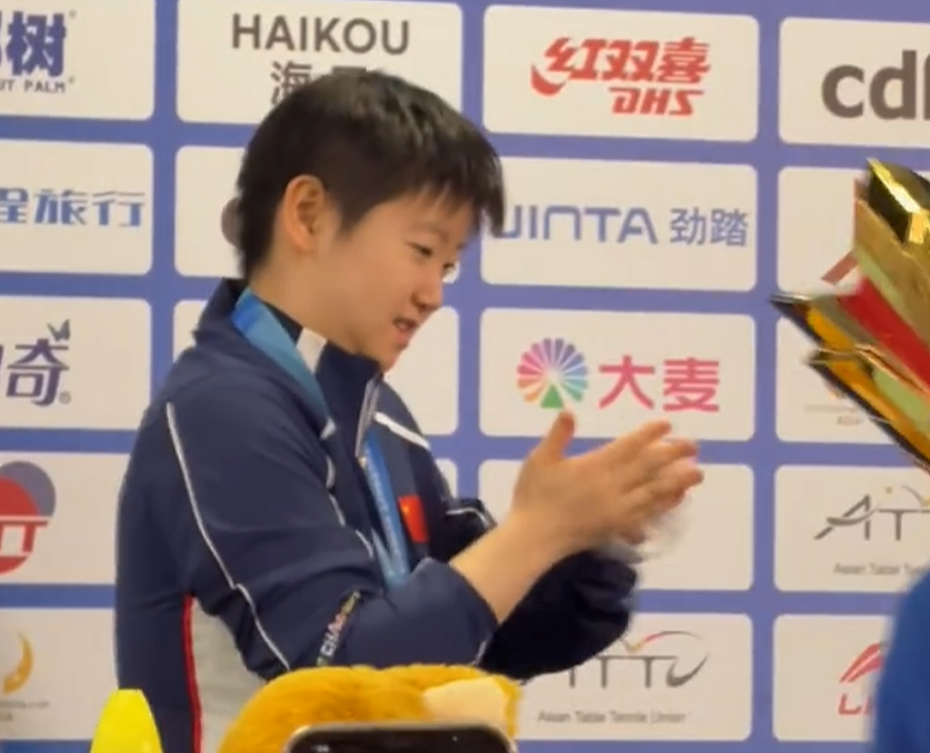 孫穎莎奪冠發布會！鬆弛感拉滿，摁掌印展可愛，採訪強調心態！ - 