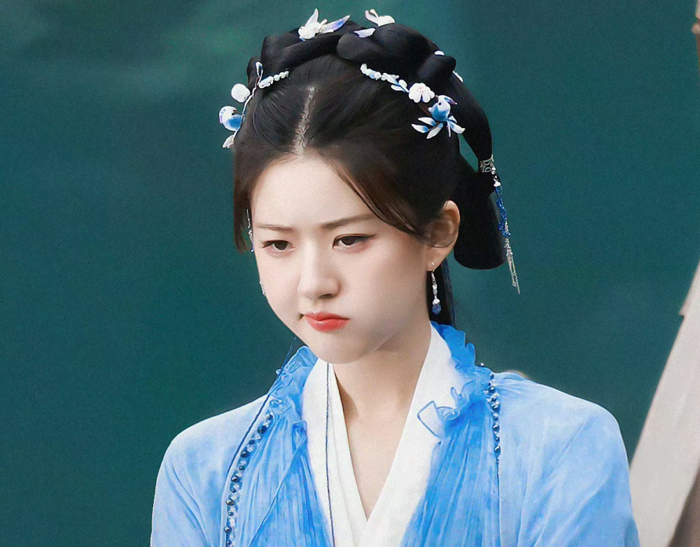 赵露思神隐造型集齐彩虹色男主战损妆很惹眼同框照迷人