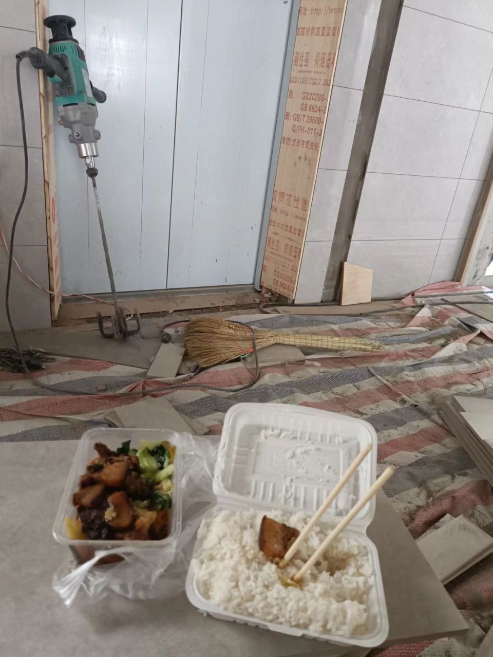 23岁女生工地当包工头带亲友人均月赚上万包工头这个工作好干吗