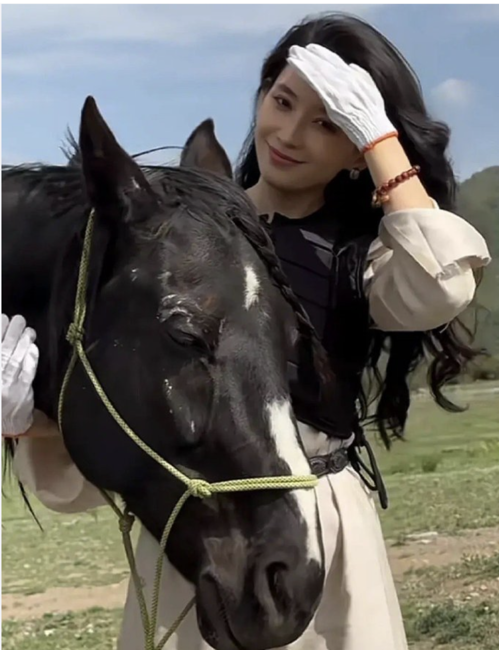 52岁汪峰和小19岁女友骑马:四任妻子一个比一个年轻,汪峰艳福不浅