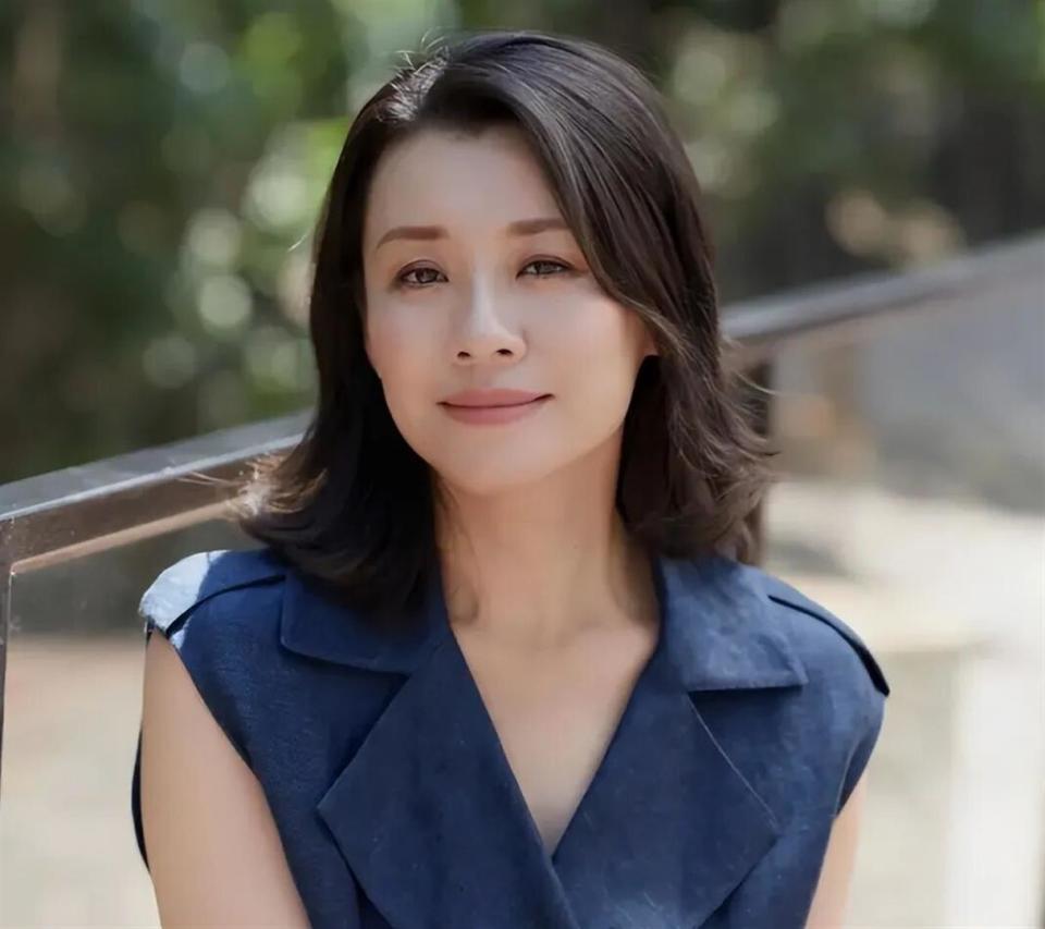 她与名导同居三年，却惨遭抛弃，转身下嫁穷小子，如今咋样？_腾讯新闻
