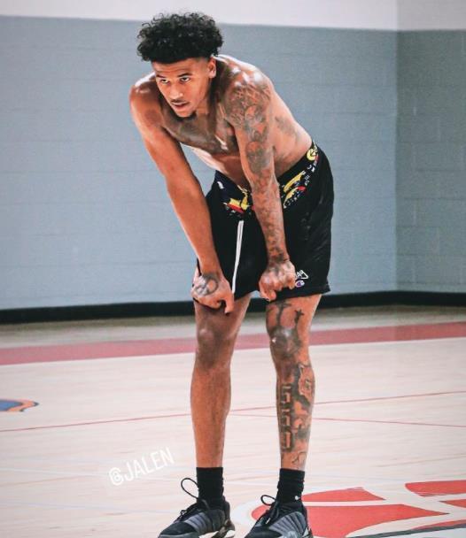 毕竟哈登的"主要工作"就是传球给队友,杰伦-格林得到哈登的支持,自然