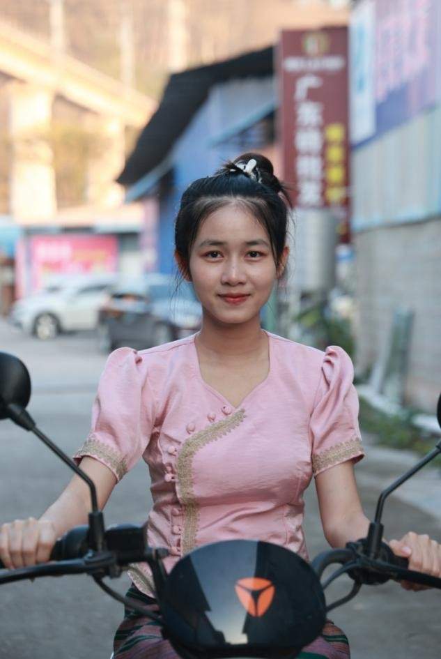 我是离异大龄男,在老挝交桃花运娶小19岁美女,她的美令我着迷